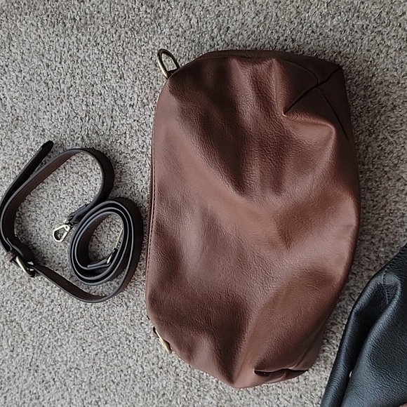 Leather black shoulder bag with bonus pouch with strap - Picture 6 of 10